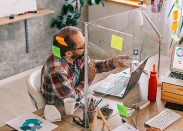 Como escolher as divisórias para o isolamento físico no escritório?